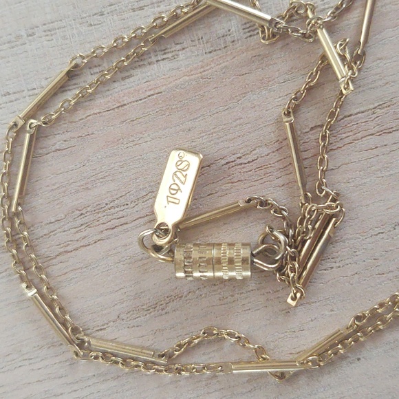 Vintage 1928 Gold Tone Locket - Picture 4 of 8